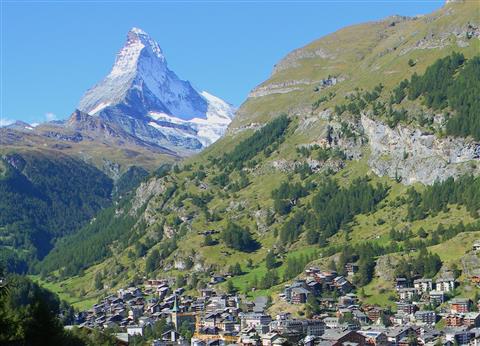 ツェルマット村とマッターホルン(C)Zermatt tourism
